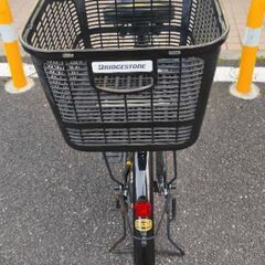 自転車と足踏型空気入れの画像
