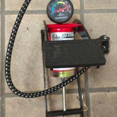 自転車と足踏型空気入れの画像