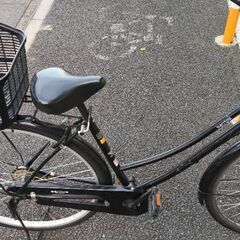 自転車と足踏型空気入れの画像