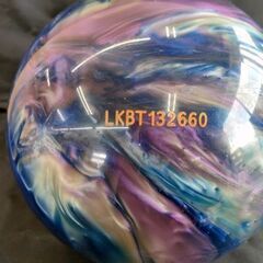 ボウリングの玉 約5kg ボウリングボール ONE PIECE ケース付き ワンピース ROUND1 ラウンドワン パープルブルー ボウリング ボーリング 札幌 北20条店の画像