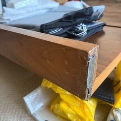 シングルマットレスがふたつ乗るダブルベッドの画像