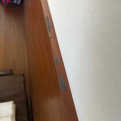 シングルマットレスがふたつ乗るダブルベッドの画像