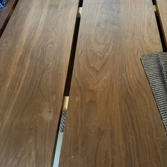 シングルマットレスがふたつ乗るダブルベッドの画像