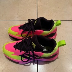 アディダス　スニーカーの画像