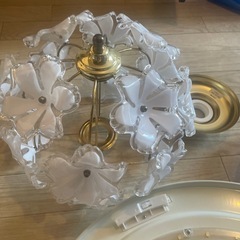 シーリングライトと電球ライトの花柄装飾の画像