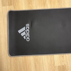 adidasヨガマットレスの画像