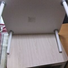 テーブル　白の画像