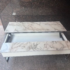 大理石調のおしゃれなセンターテーブルの画像