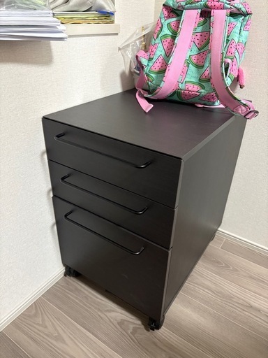 本の机と椅子の引き出しキャビネット