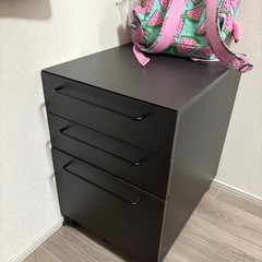 本の机と椅子の引き出しキャビネットの画像