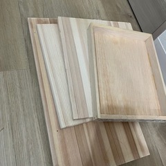 2×4木材一本と板の画像