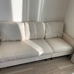 3人がけアイボリー色のソファ
の画像