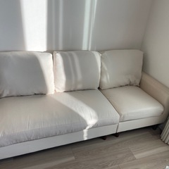 3人がけアイボリー色のソファ
の画像