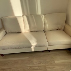 3人がけアイボリー色のソファ
の画像