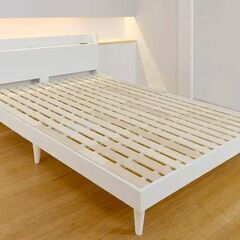 【在庫処分セール】海外製・脚付き木製ベッド ホワイト (クイーン)の画像