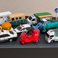 トミカ等の乗り物10台と標識セット
の画像