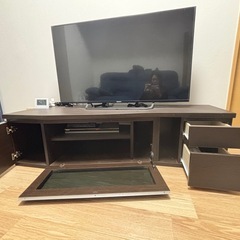 重厚感あるモダンなテレビ台の画像