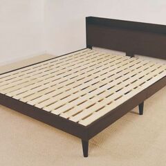 【在庫処分セール】海外製・脚付き木製ベッド ダークブラウン (クイーン)の画像