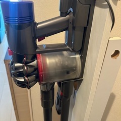 ダイソン掃除機 V7 slim スタンド、新品バッテリー、フィルター付きの画像