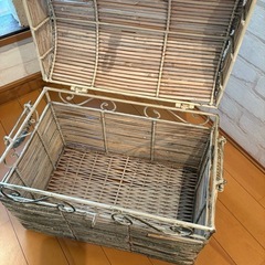 アンティークな物入れの画像