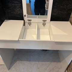 デスク　化粧台　真ん中を開くと鏡の画像