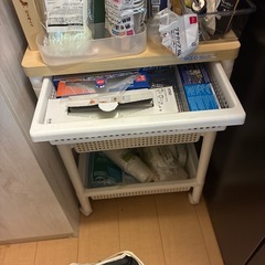 トースターとキッチンラックの画像