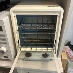 トースターとキッチンラックの画像