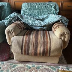 ソファー2人掛け×１+1人掛け×2+テーブルセットの画像