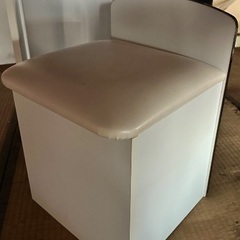 椅子とキャビン付きのドレッサー化粧台の画像