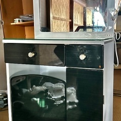 椅子とキャビン付きのドレッサー化粧台の画像