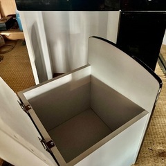 椅子とキャビン付きのドレッサー化粧台の画像