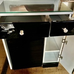 椅子とキャビン付きのドレッサー化粧台の画像