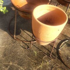 ガーデニング　素焼植木鉢9個と鉄製スタンドの画像