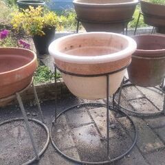 ガーデニング　素焼植木鉢9個と鉄製スタンドの画像