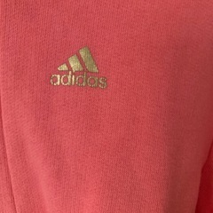 adidasパーカーの画像