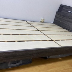 ダブルベッドフレーム すのこコンセント付フレームのみ LEDライト付きの画像