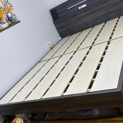 ダブルベッドフレーム すのこコンセント付フレームのみ LEDライト付きの画像