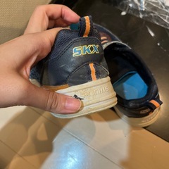 光る靴　スケッチャーズの画像