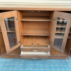 食器棚・飾り棚 ガラス扉キャビネット 両開き4枚扉 引き出し付き 高さ106cm×横幅148cm×奥行き44cm ※商品の状態等は現物にてご確認ください。 の画像