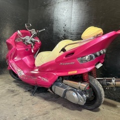 ★支払総額14.8万円★定休日なし！いつでも現車確認可能です！ ヤマハ マジェスティC ピンク SG03J オールペン！フロントマスク、エアロ！ 社外ウィンカー！ アルミステップ！ 社外ハンドル！ エナメルシート！ メッキパーツ！ 社外エアクリ！社外マフラー！の画像