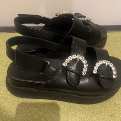 黒サンダルの画像