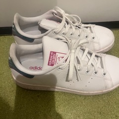 adidasスニーカーの画像