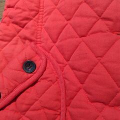 可愛いデザイン赤い袖無しコートの画像