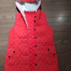 可愛いデザイン赤い袖無しコートの画像