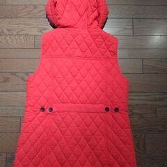 可愛いデザイン赤い袖無しコートの画像