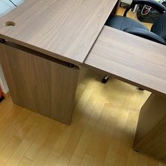 ニトリパソコンデスクとチェアのセットの画像