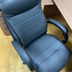 ニトリパソコンデスクとチェアのセットの画像