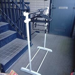 ハンガーラック（高さを調整できます）及びハンガーの画像