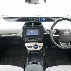 🎗️自社ローン🎗️驚異的な燃費👍大人気車種50プリウスパールカラー入庫🤩の画像