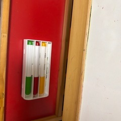 IKEA　イーゼル　木製スタンド式黒板＆ホワイトボード 赤い棚付きの画像